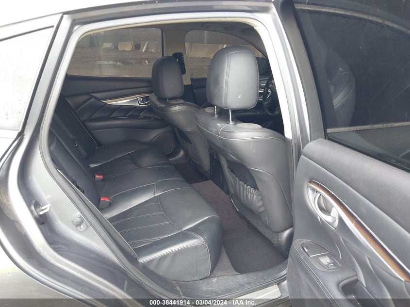 2016 INFINITI Q70 VIN: JN1BY1AR1GM270932