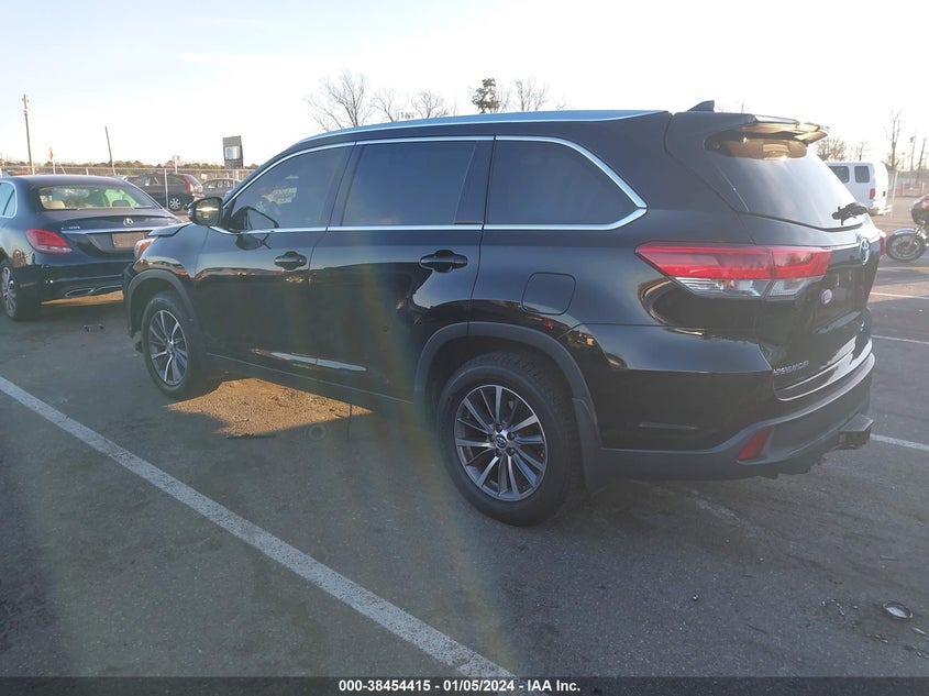 2019 TOYOTA HIGHLANDER XLE VIN: 5TDJZRFH9KS571109