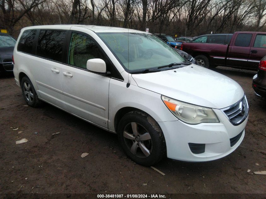 2V4RW3D11AR168821 2010 Volkswagen Routan Se