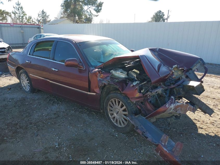 2004 Lincoln Town Car Signature VIN: 1LNHM81W84Y601605 Lot: 38549487