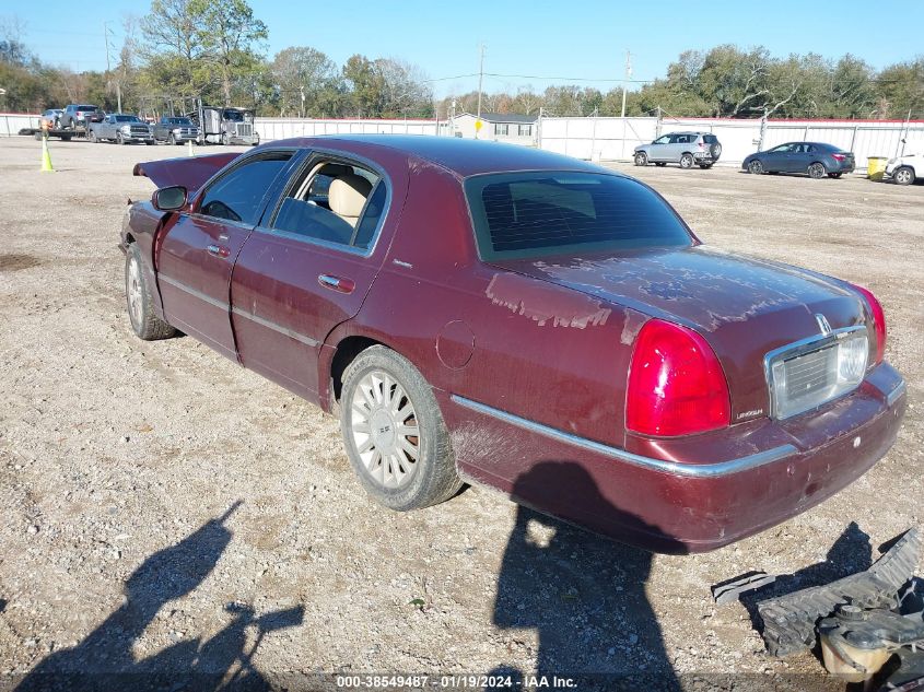 2004 Lincoln Town Car Signature VIN: 1LNHM81W84Y601605 Lot: 38549487