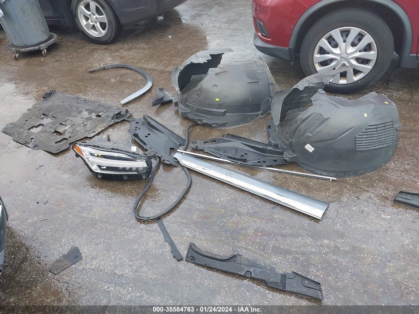 Image 12 of 2019 Volvo XC90  salvage vehicle - Lot #38584763 at IAAI