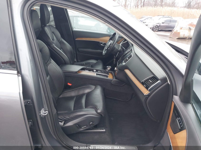 Image 5 of 2019 Volvo XC90  salvage vehicle - Lot #38584763 at IAAI