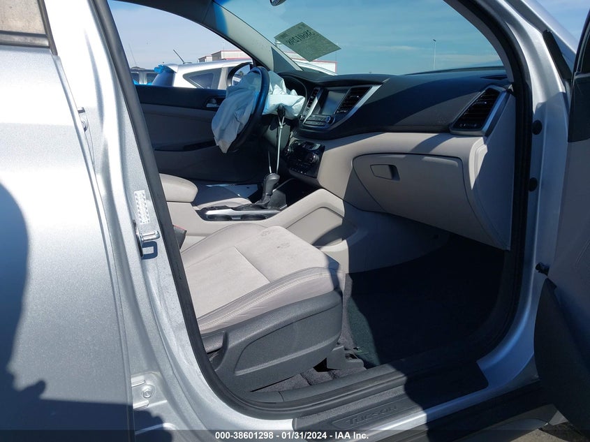 2018 HYUNDAI TUCSON VIN: KM8J33A21JU737873