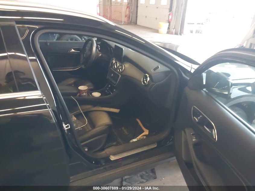 2018 MERCEDES-BENZ GLA VIN: WDCTG4GB1JJ406527