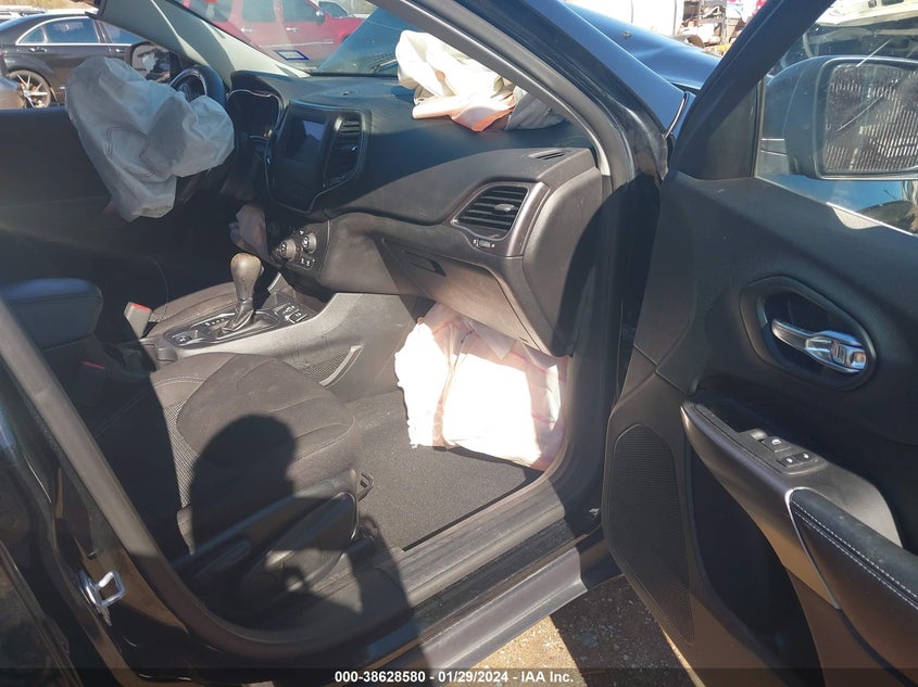 VIN 1C4PJLCB1KD416385 2019 JEEP CHEROKEE LATITUDE FWD