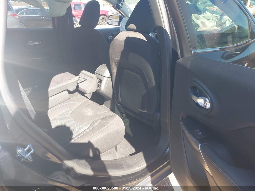 VIN 1C4PJLCB1KD416385 2019 JEEP CHEROKEE LATITUDE FWD