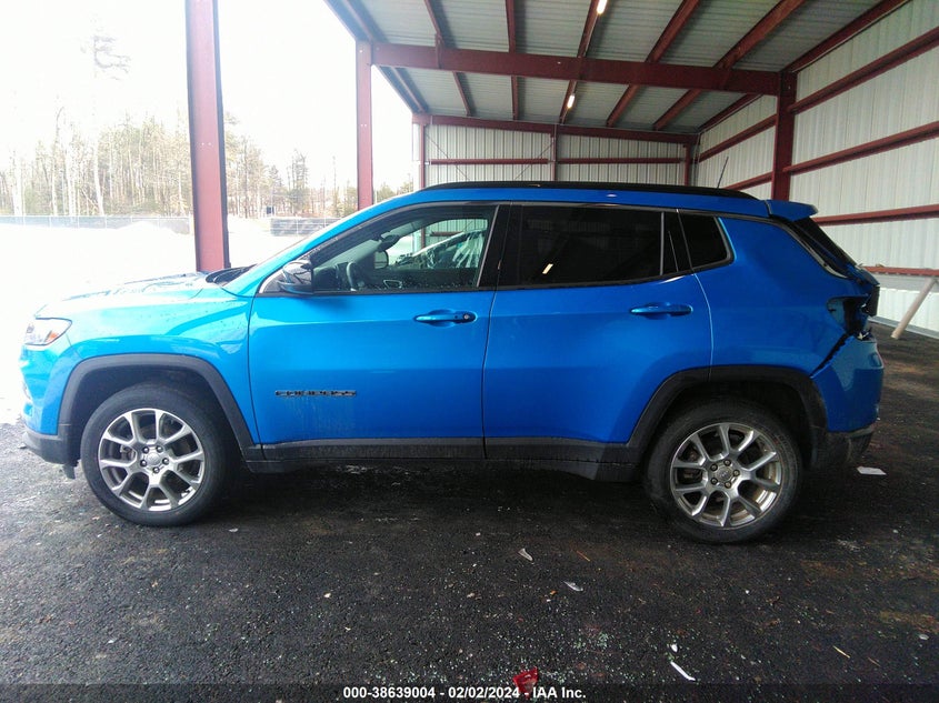 VIN 3C4NJDFB8NT152394 2022 JEEP COMPASS LATITUDE LUX 4X4