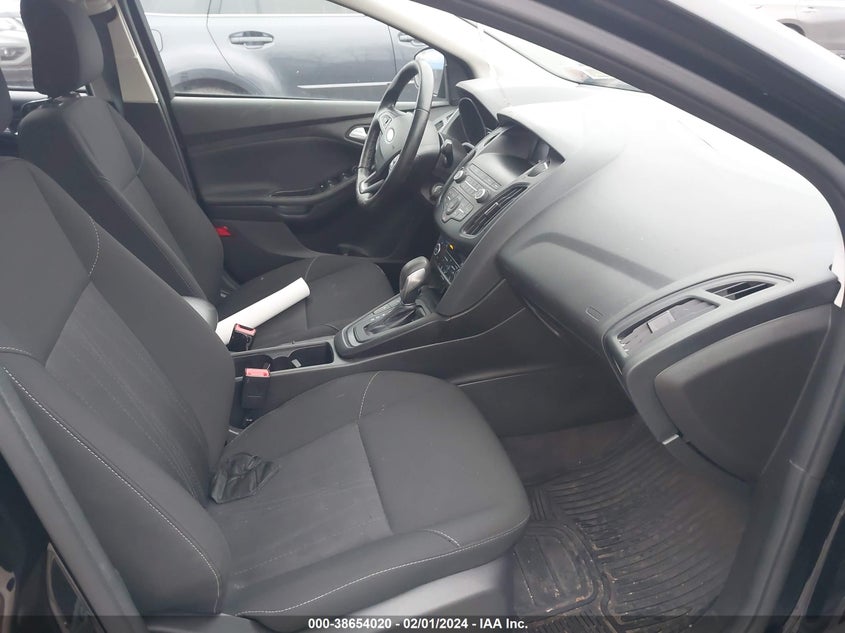 VIN 1FADP3FE4JL291030 2018 FORD FOCUS SE