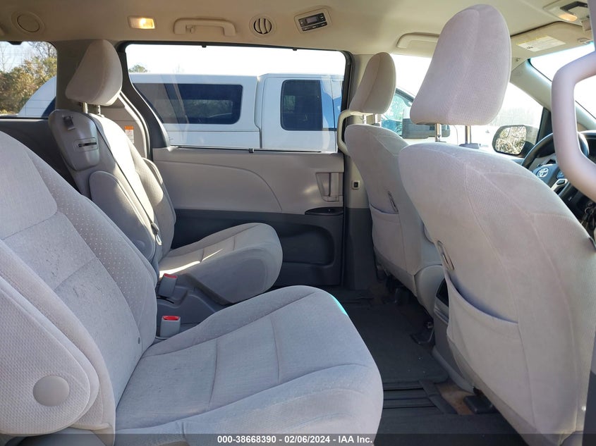 VIN 5TDKZ3DC0HS803968 2017 TOYOTA SIENNA LE 8 PASSENGER