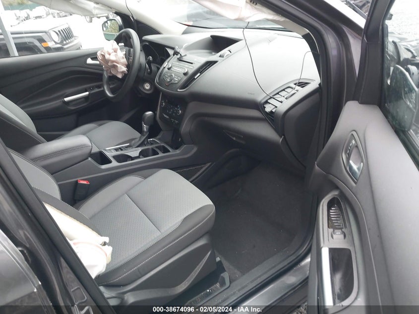 VIN 1FMCU0G98HUB04404 2017 FORD ESCAPE SE