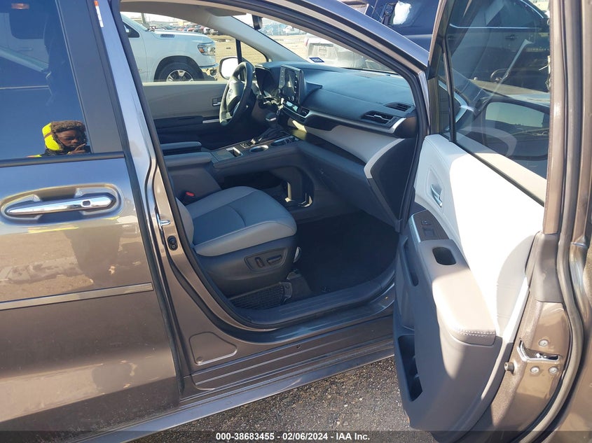 2024 TOYOTA SIENNA 2.5L I-4 DI, DOHC, V(VIN: 5TDYRKEC7RS183785