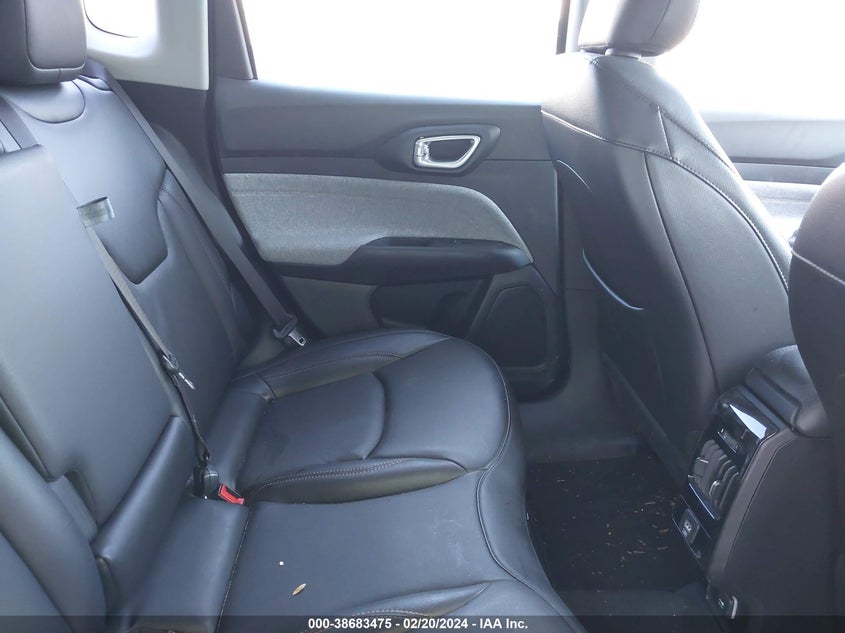 VIN 3C4NJDFB5NT109132 2022 JEEP COMPASS LATITUDE LUX