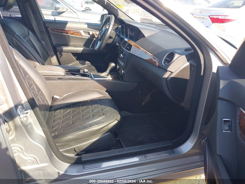 2013 MERCEDES-BENZ C 250 LUXURY/SPORT - WDDGF4HB8DA802506