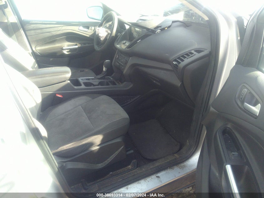 VIN 1FMCU0GD5HUE05801 2017 FORD ESCAPE SE