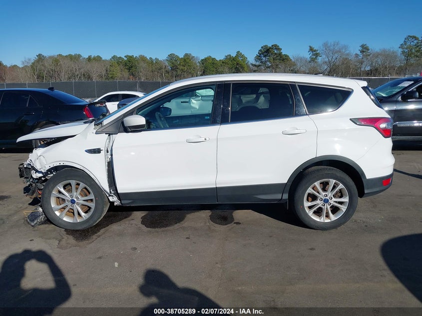 VIN 1FMCU0GD7HUA74235 2017 FORD ESCAPE SE