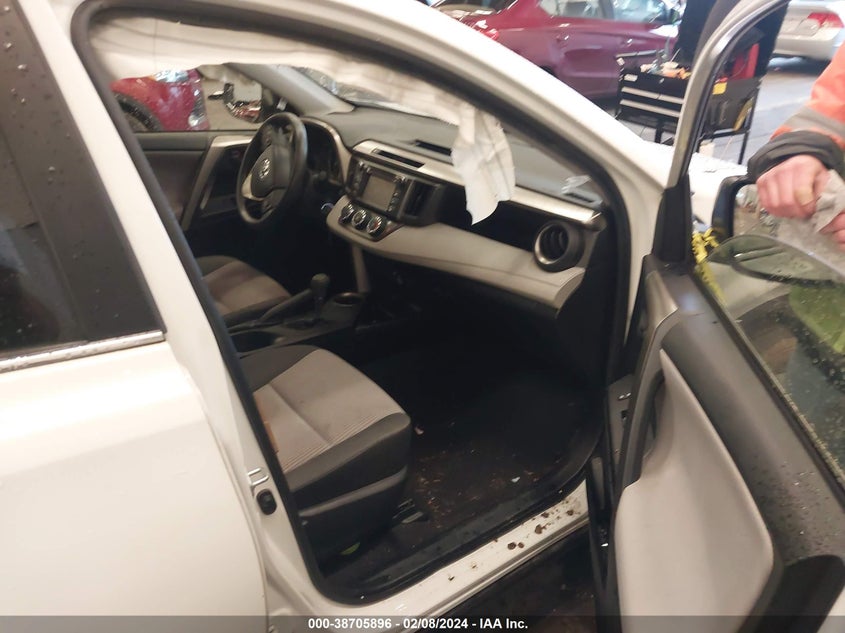 2015 TOYOTA RAV4 LE - JTMBFREV6FJ018649