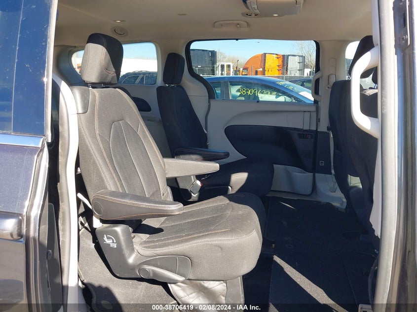 VIN 2C4RC1FG9JR174908 2018 CHRYSLER PACIFICA TOURING PLUS