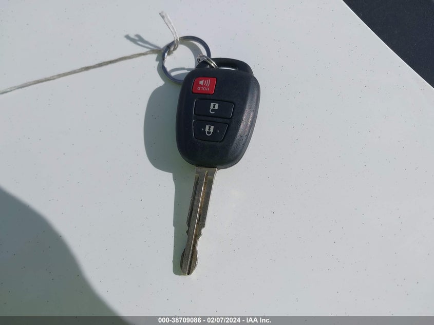 2018 TOYOTA RAV4 LE - JTMZFREV2JJ748775