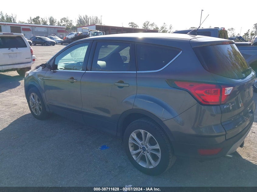 VIN 1FMCU0GD4KUB84540 2019 FORD ESCAPE SE
