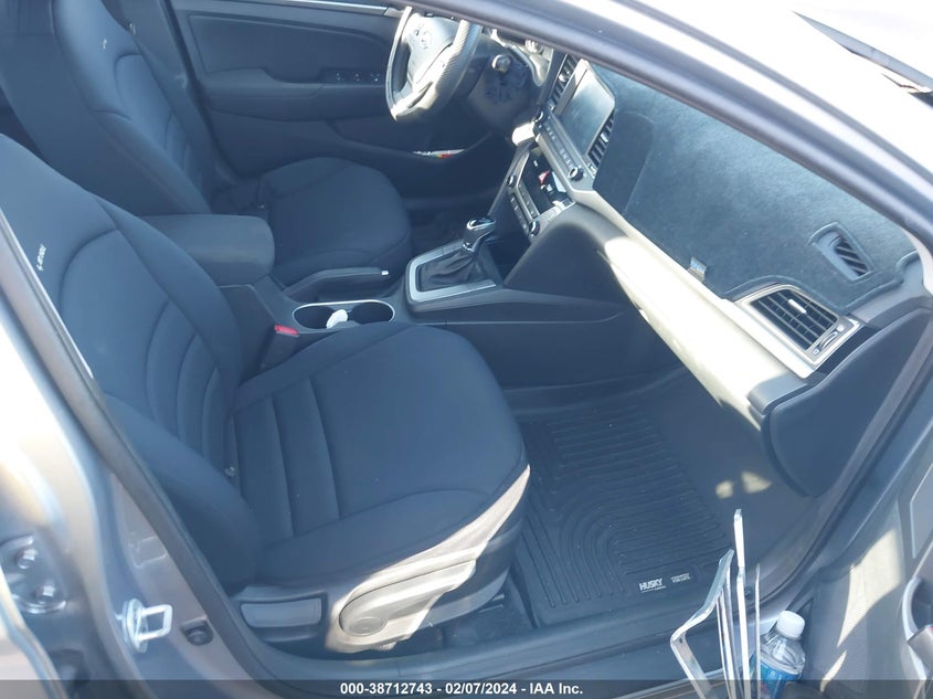 VIN 5NPD84LF7HH083880 2017 HYUNDAI ELANTRA LIMITED