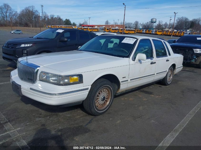 1996 Lincoln Town Car Sgn/Dmnd Anv/Cypress/Jn VIN: 1LNLM82W9TY713207 Lot: 38714712