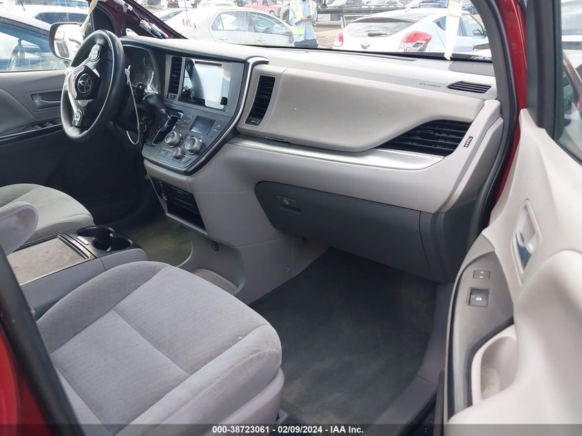 VIN 5TDKZ3DC5HS877385 2017 TOYOTA SIENNA LE 8 PASSENGER