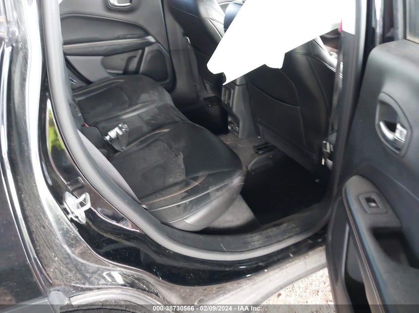 VIN 3C4NJDBB2JT232225 2018 JEEP COMPASS LATITUDE