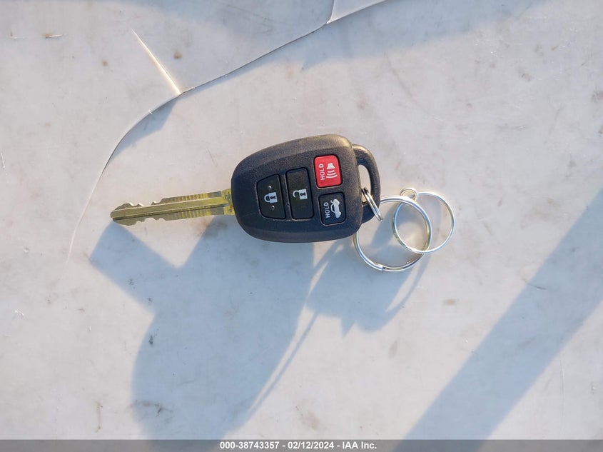 2018 TOYOTA COROLLA LE - 5YFBURHE8JP759228