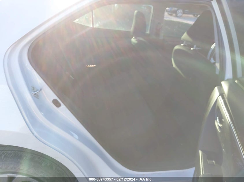 2018 TOYOTA COROLLA LE - 5YFBURHE8JP759228