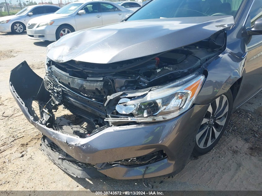 2017 HONDA ACCORD VIN: JHMCR6F32HC005913