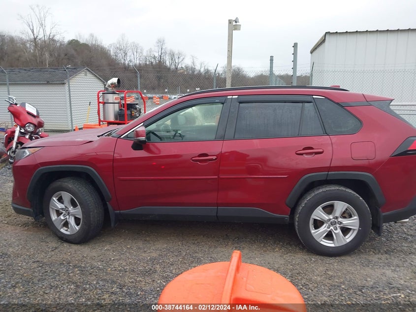 2019 TOYOTA RAV4 XLE - JTMP1RFV2KD037291