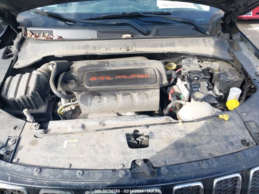 VIN 3C4NJCBB4JT318663 2018 JEEP COMPASS LATITUDE