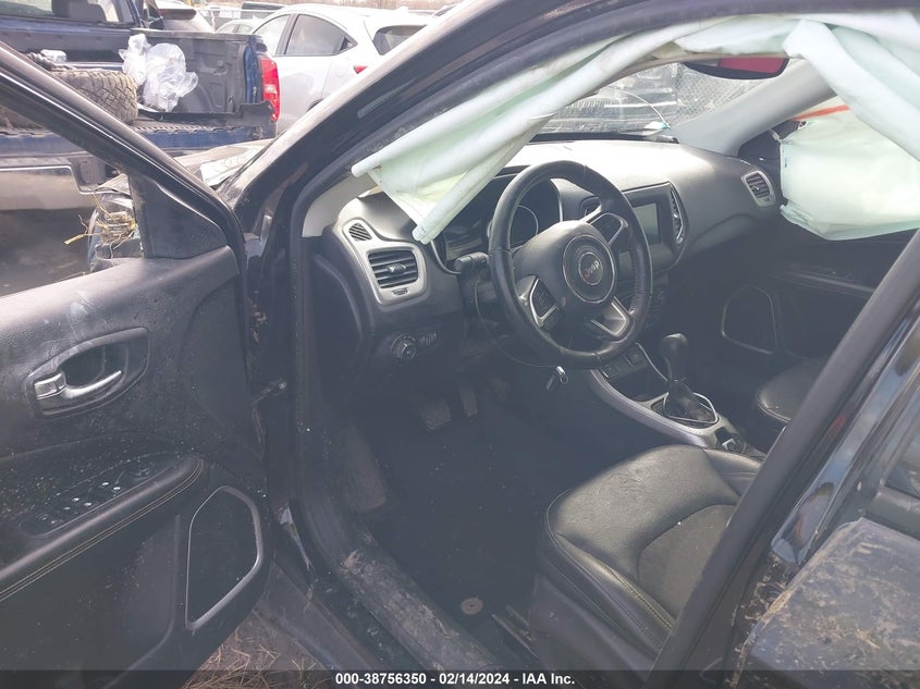 VIN 3C4NJCBB4JT318663 2018 JEEP COMPASS LATITUDE
