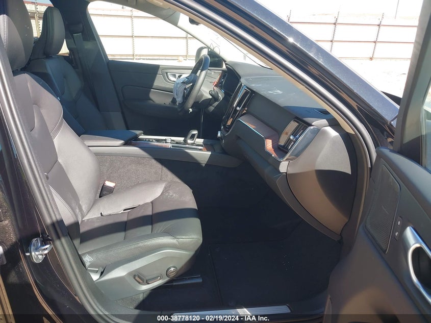VIN YV4L12RL8R1776092 2024 VOLVO XC60 B5 PLUS DARK THEME