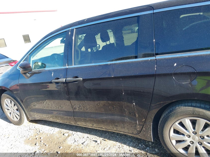 VIN 2C4RC1AG5JR112381 2018 CHRYSLER PACIFICA L