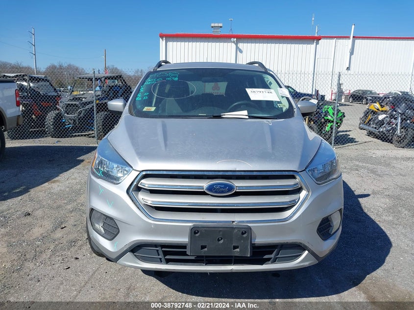 VIN 1FMCU0GD7JUC90009 2018 FORD ESCAPE SE