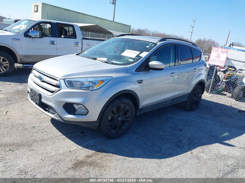 VIN 1FMCU0GD7JUC90009 2018 FORD ESCAPE SE