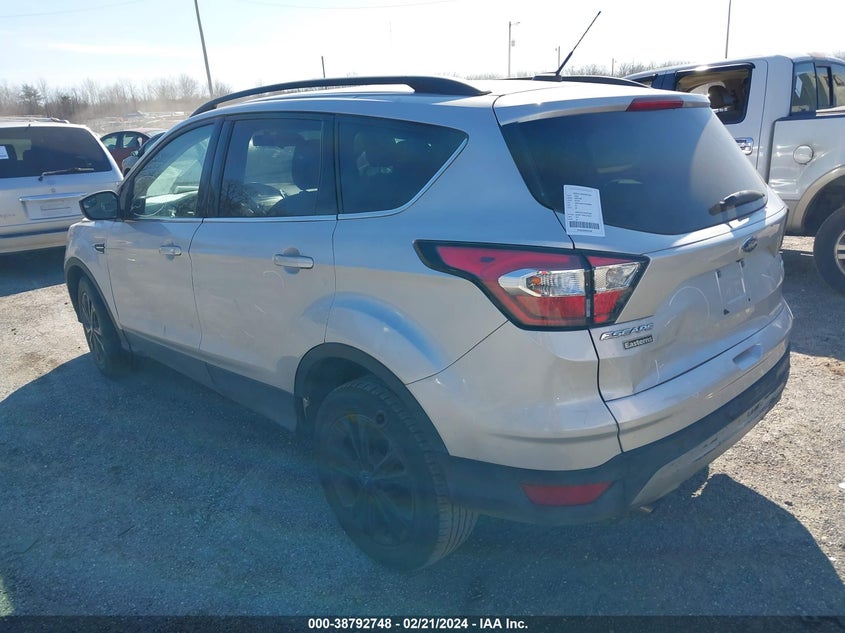 VIN 1FMCU0GD7JUC90009 2018 FORD ESCAPE SE