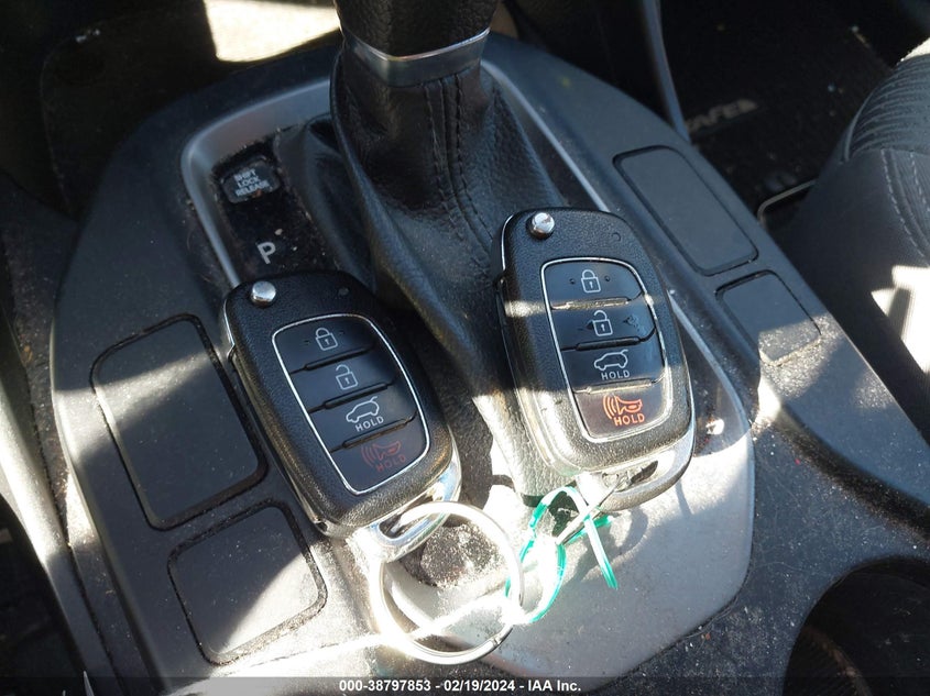 VIN KM8SMDHF4HU166552 2017 HYUNDAI SANTA FE SE