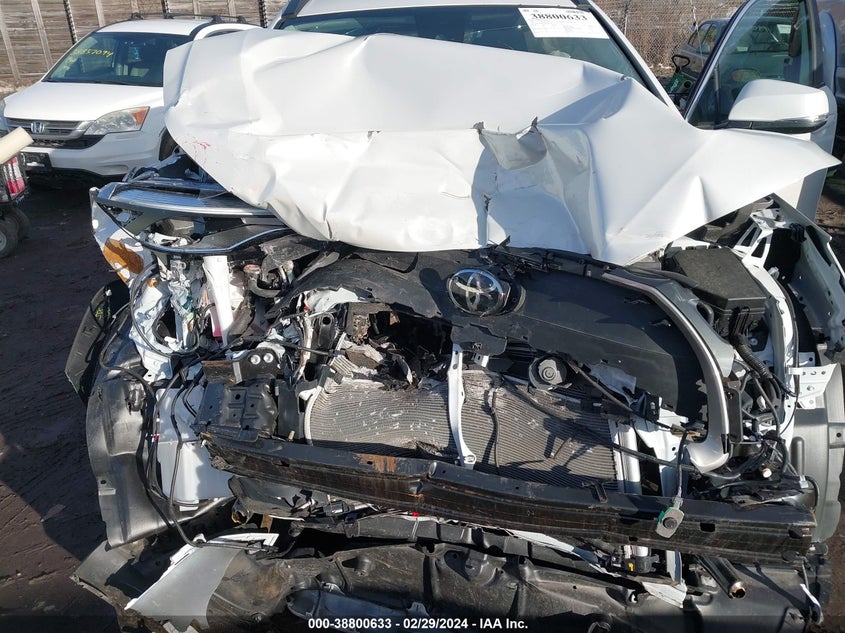 2022 TOYOTA COROLLA CROSS XLE - 7MUDAABG5NV037117