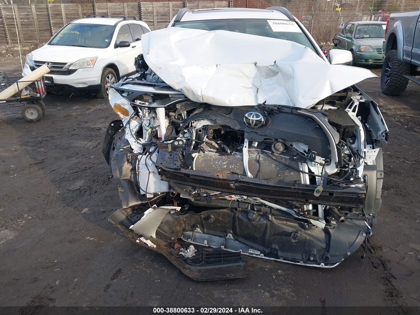 2022 TOYOTA COROLLA CROSS XLE - 7MUDAABG5NV037117