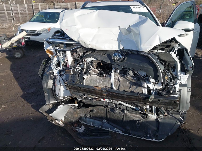 2022 TOYOTA COROLLA CROSS XLE - 7MUDAABG5NV037117