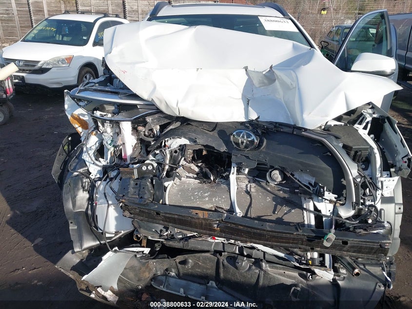 2022 TOYOTA COROLLA CROSS XLE - 7MUDAABG5NV037117