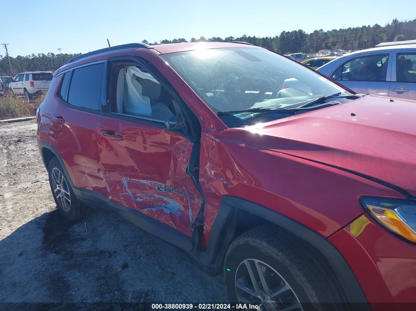 VIN 3C4NJDBB9JT361742 2018 JEEP COMPASS LATITUDE