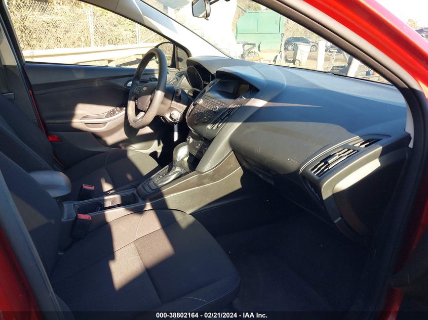 VIN 1FADP3F23JL265332 2018 FORD FOCUS SE