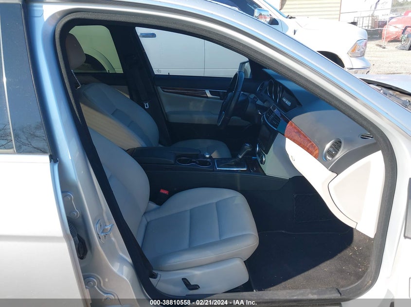 2013 MERCEDES-BENZ C 250 LUXURY/SPORT - WDDGF4HB3DR299520