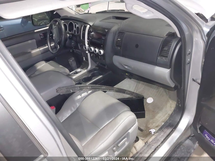 2011 Toyota Sequoia Sr5 5.7L V8 VIN: 5TDBY5G18BS048617 Lot: 38812261