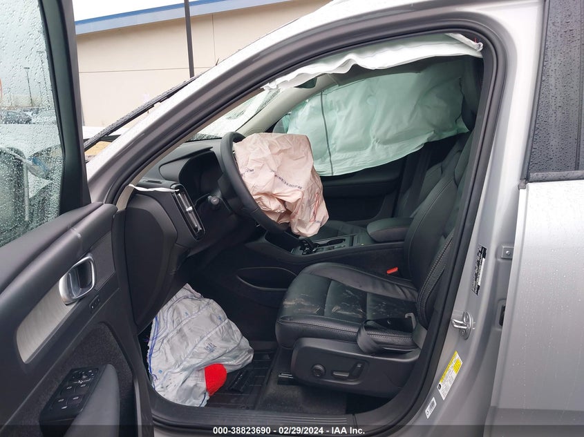 2023 VOLVO XC40 B4 CORE YV4K92HK6P2917052