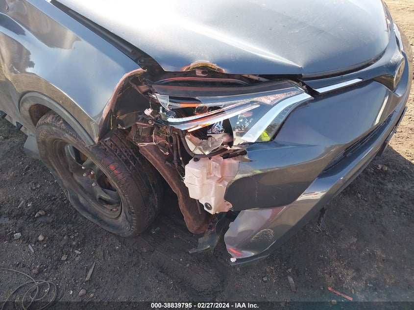 VIN JTMBFREVXJJ717064 2018 TOYOTA RAV4 LE